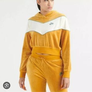 NWOT Nike sportswear heritage plush cropped hoodie